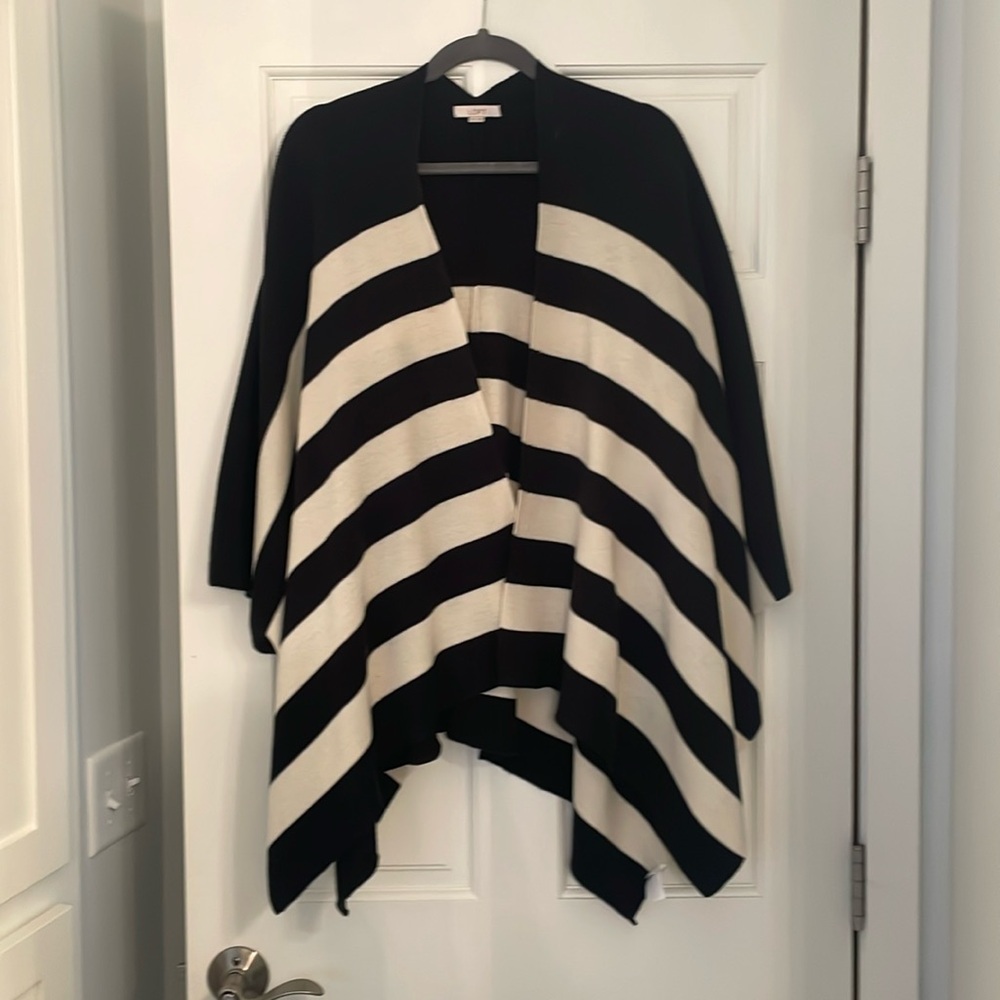 Striking Loft black and cream shawl!  Perfect for winter and layering!